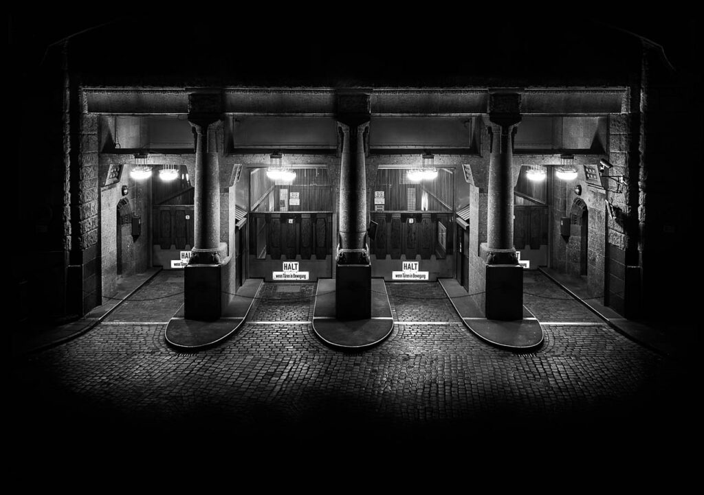 Fine-Art-Print von der Einfahrt des alten Elbtunnel bei Nacht