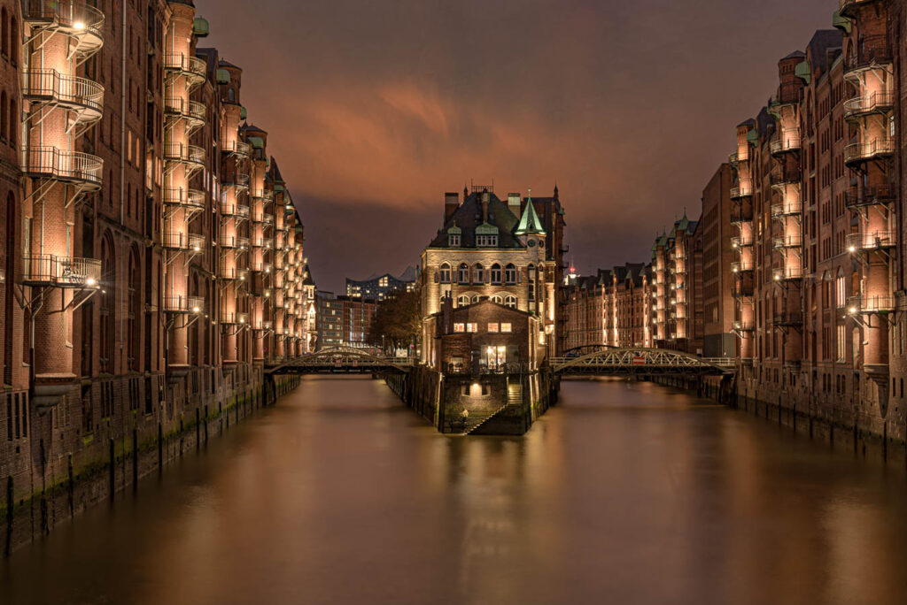 Die histotische Speicherstadt Hamburg bei Nacht.