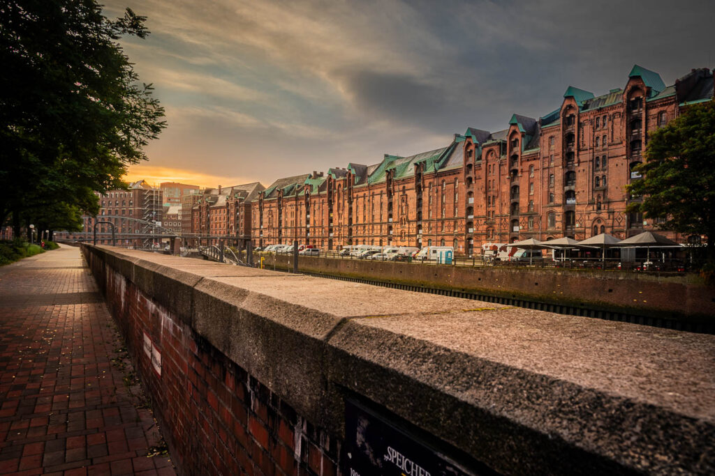 Sonnenaufgang über der Hamburger Speicherstadt.