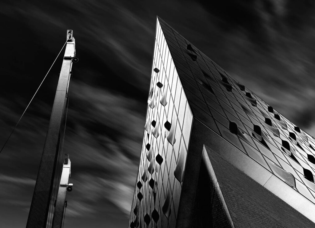 Fine-Art-Print der Elbphilharmonie in schwarzweiß.