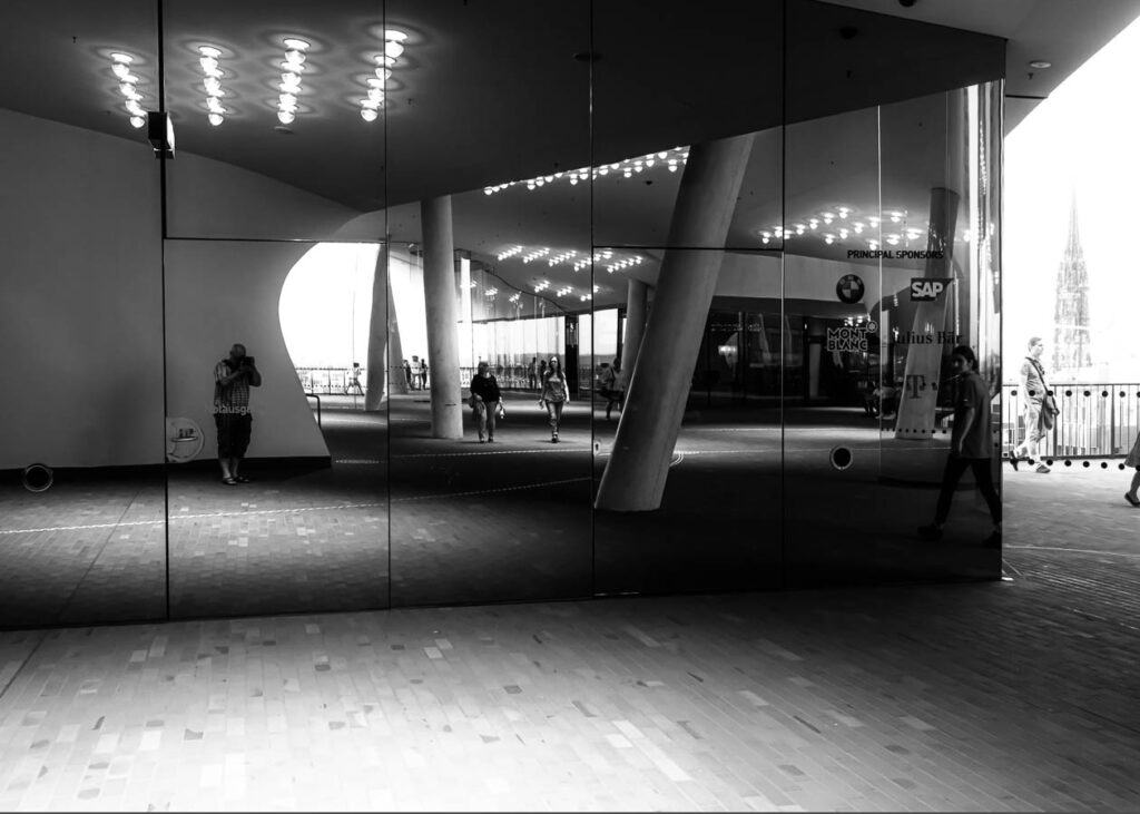 Auf der Plaza der Elbphilharmonie.