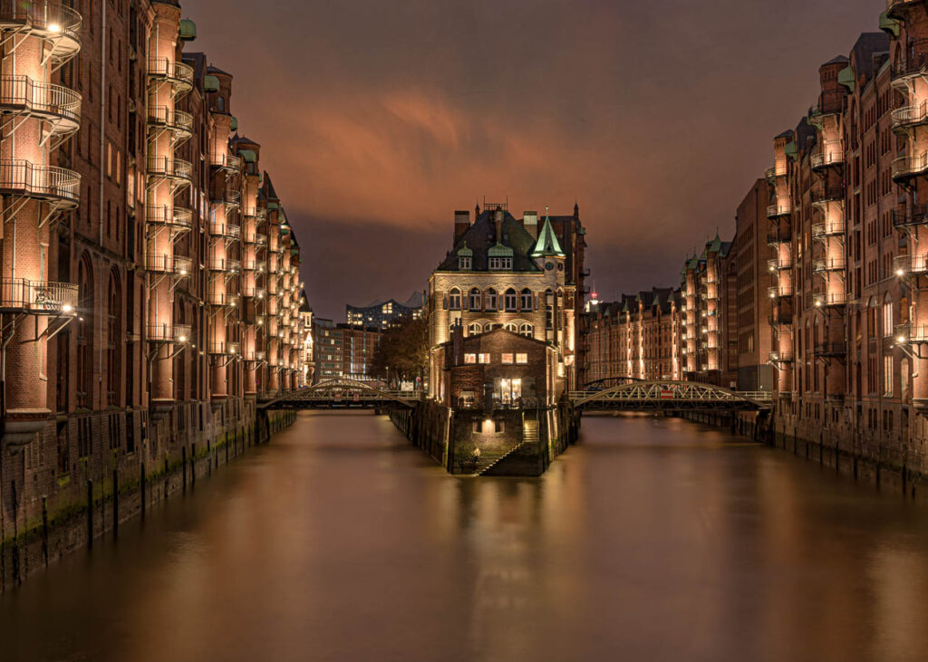 Die histotische Speicherstadt Hamburg bei Nacht.