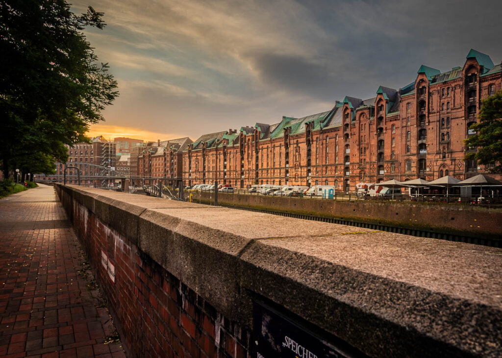 Sonnenaufgang über der Hamburger Speicherstadt.