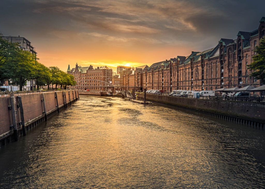 Sonnenaufgang über der Hamburger Speicherstadt.