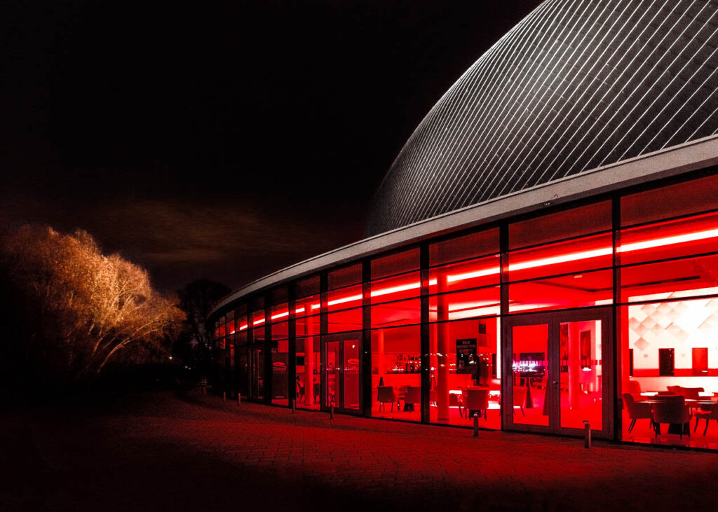 Bar im Seitenflügel des Stage-Theater an er Elbe bei Nacht,